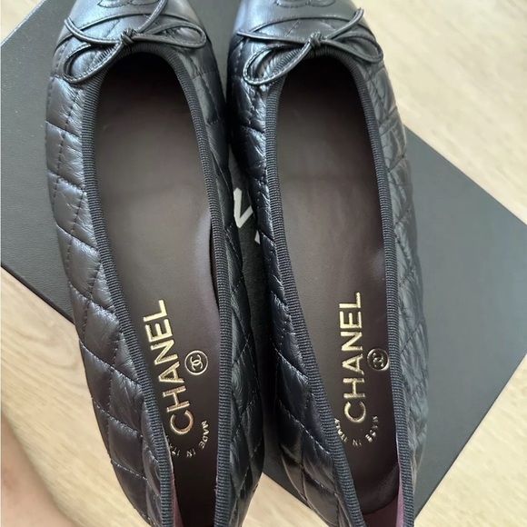 NIB CHANEL Black Aged Calfskin Cap Toe Ballerina Flats w/ Receipt - Picture 3 of 12